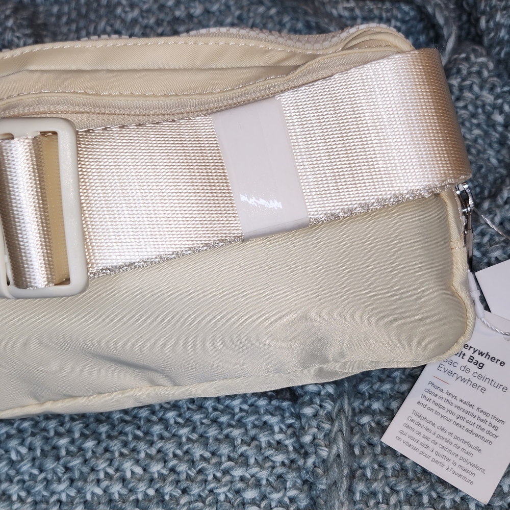 Lululemon Ivory Everywhere Belt Bag. 1L NEW w/tag. - Picture 3 of 4